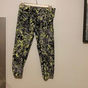 Calf-height active leggings